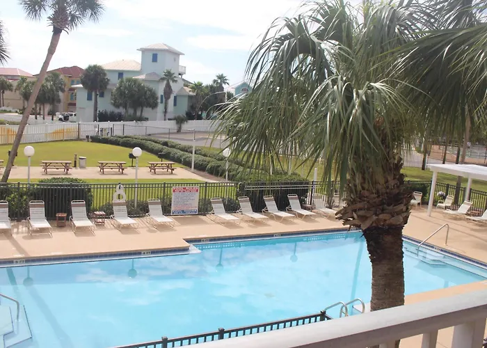 Quiet Pool View Walk To Family Friendly Apartment