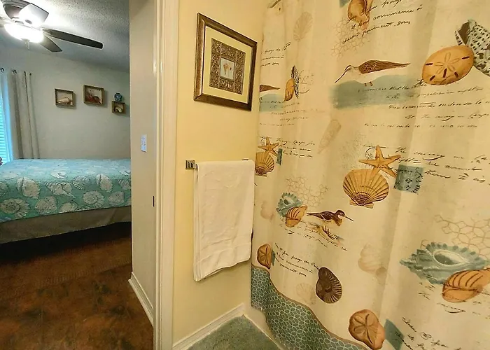 Apartment Quiet Pool View Walk To Family Friendly Pensacola